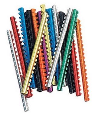 un lot de bagues ,ouvertes en aluminium de toutes les couleurs